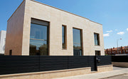 Vivienda moderna con Revestimiento Monteagudo efecto travertino