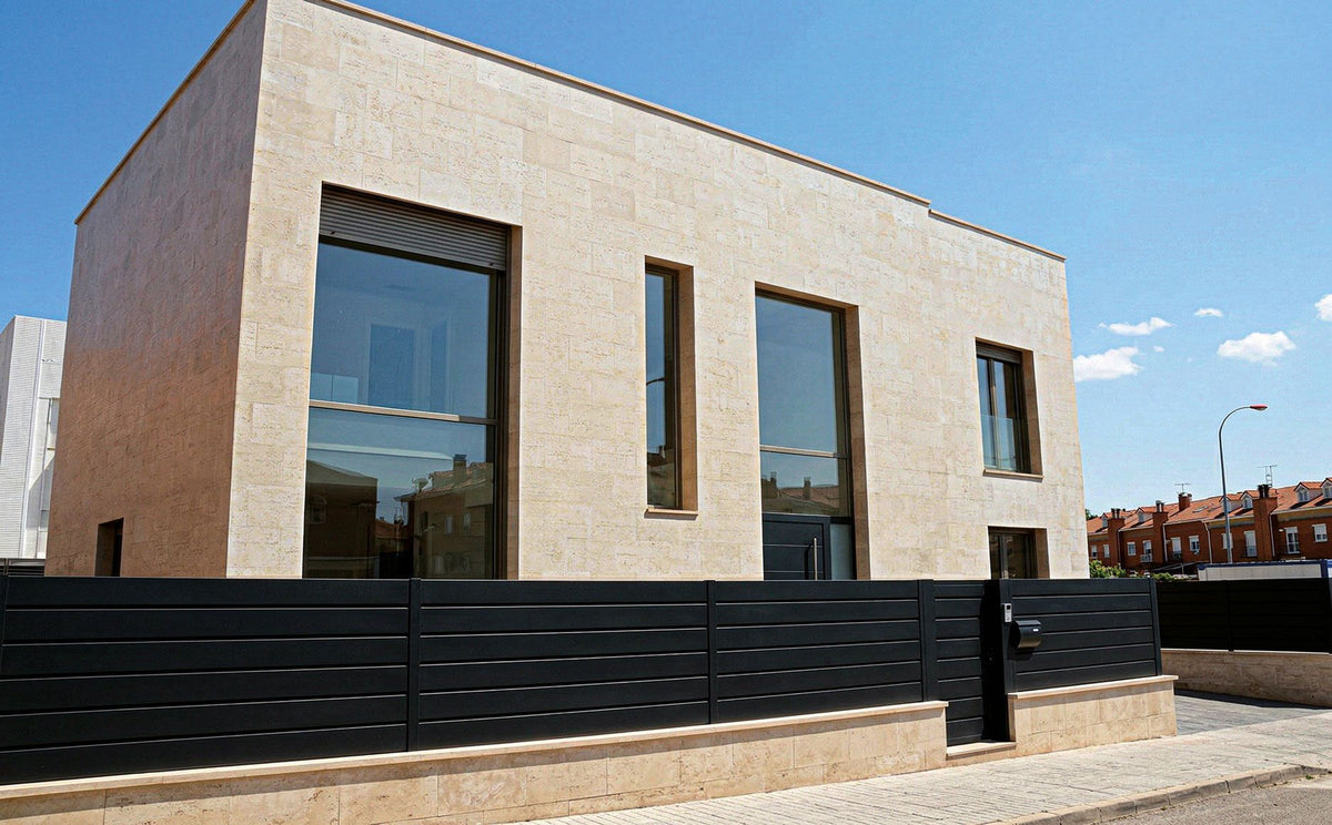 Vivienda moderna con Revestimiento Monteagudo efecto travertino